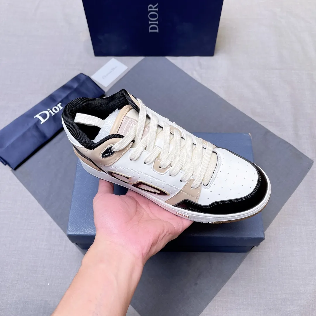 P420 Dior B57 low-top sneakers 2024 spring men's series new product launch [Celebrate][Celebrate][Celebrate], reinterpret the basketball shoe design and become Dior's classic item [strong][strong][strong], carefully crafted in black and cream white smooth cowhide, with beige suede, and the leather CD logo is displayed on the side Zhi, the tongue, sole and back side are decorated with various distinctive details to enhance the style[666][666], while the eyelet details, topstitching and rubber panels highlight the dynamic charm of its athletic style[strong][strong][strong]. It has a two-color rubber sole, which can be matched with various clothing to create a refined look. Size: 38 to 45 No. 067